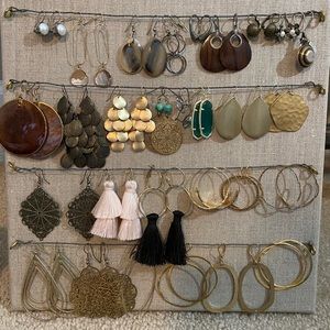 Mix of costume jewelry. SOLD AS A COMPLETE SET